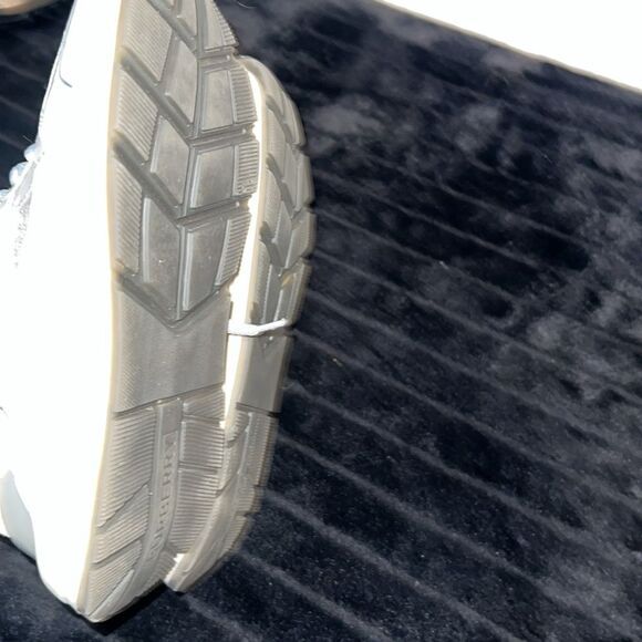 Authentic Burberry Women's Grey Sneakers - Picture 5 of 7